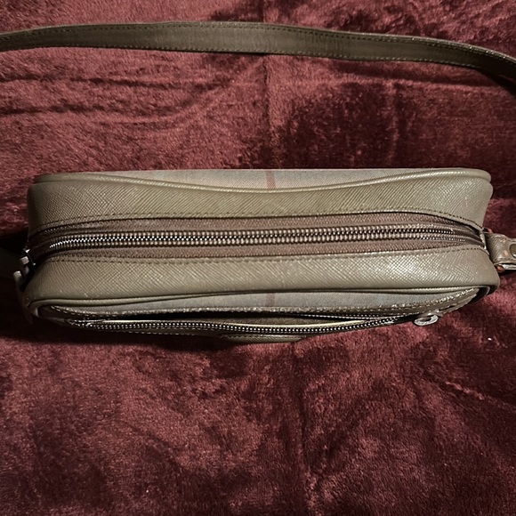 Burberry Crossbody used in new condition - Picture 9 of 12
